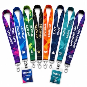 以下が含まれることがあります： 「Event Pass」、「Attendee」、「Speaker」、「VIP Access」、「Exhibitor」、「Staff」、「Media」などのテキストラベルが付いた、さまざまな色のカラフルなストラップのコレクション。 各ストラップはユニークなデザインと配色で、透明なバッジホルダーが付いています。