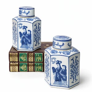 Puede incluir: Un juego de tres tazas de cerámica con un acabado mate moteado. Las tazas son de color crema, gris claro y gris oscuro. Cada taza tiene un diseño simple y minimalista.