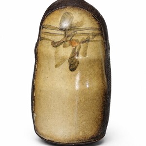 Peut inclure: Un vase en céramique fait à la main, de forme organique unique. Le vase présente un corps beige clair avec des détails marron foncé et un bord texturé marron foncé. La surface est ornée de motifs abstraits aux tons terreux, ajoutant à son attrait artistique.