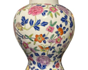 Jarrón de porcelana pintado a mano con motivo floral en estilo famille rose (fencai)