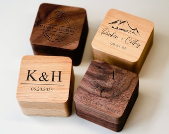 Personalisierte Holz-Hochzeits-Verlobungsring-Box, individuell gravierte Walnuss-Eichen-Ring-Box, quadratischer Ringträger, Jahrestag, Antrags-Ring-Box-Halter