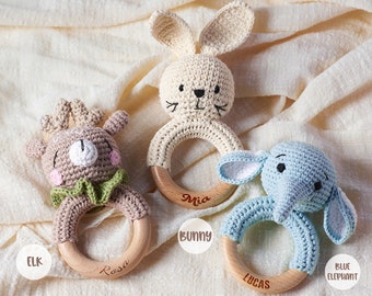Sonaglio personalizzato a forma di animale all'uncinetto, regalo personalizzato per baby shower, anello sonaglio in legno con nome del bambino inciso, regalo per neonato, regalo per nipote
