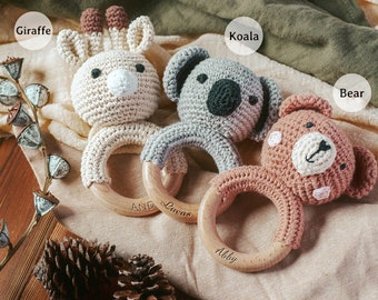 Sonaglio animale personalizzato all'uncinetto, regalo personalizzato per la doccia per bambini, anello a sonaglio in legno con nome del bambino inciso, regalo per neonato, regalo per nipote