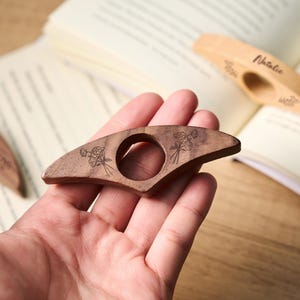 Custom Wooden Book Page Holder for One Hand Reading, Personalized Name Engraved Thumb Ring Bookmark, Perfect Gift for Readers & Book Lovers image 3