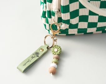 Porte-clés personnalisé marguerite, nom personnalisé, breloque fleur en similicuir, joli cadeau pour professeur, demoiselle d'honneur ou meilleure amie