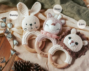 Gepersonaliseerde dieren haak rammelaar, aangepaste baby shower cadeau, houten rammelaar ring met gegraveerde babynaam, pasgeboren cadeau, cadeau voor neef nichtje