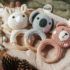 Personalisierte Tier-Häkelrassel, individuelles Babyparty-Geschenk, hölzerner Rasselring mit graviertem Babynamen, Neugeborenes Geschenk, Geschenk für Neffen-Nichte Bild 2