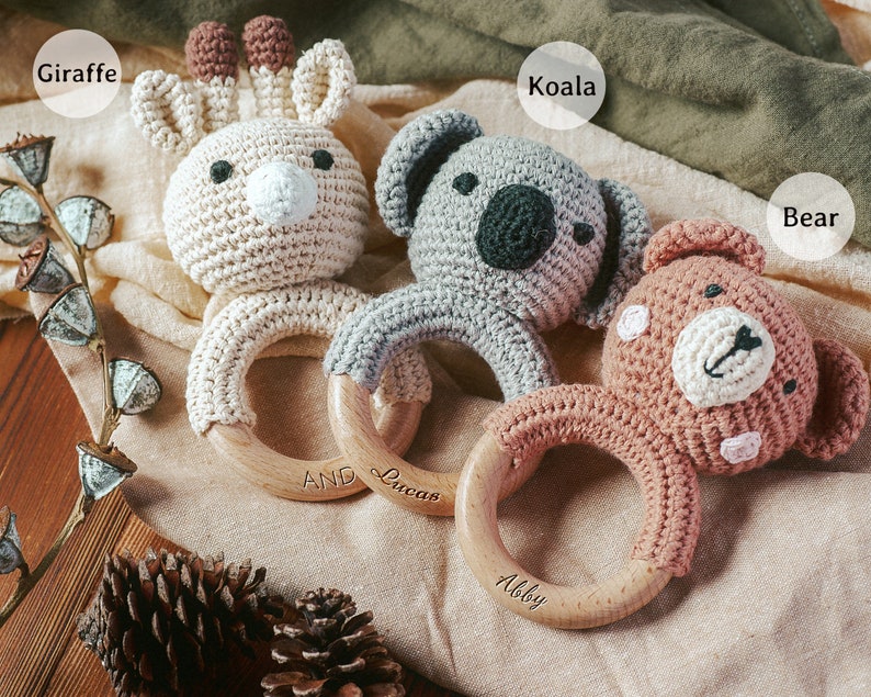 Gepersonaliseerde dieren haak rammelaar, aangepaste baby shower cadeau, houten rammelaar ring met gegraveerde babynaam, pasgeboren cadeau, cadeau voor neef nichtje afbeelding 2