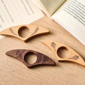 Personalisierter hölzerner Daumen-Buchseitenhalter mit Name, handgemachter Einhandseitenöffner, kundenspezifisches Lesergeschenk für Buchliebhaber, Lehrer
