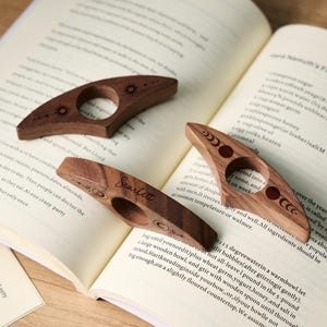 Custom Wooden Book Page Holder for One Hand Reading, Personalized Name Engraved Thumb Ring Bookmark, Perfect Gift for Readers & Book Lovers image 8