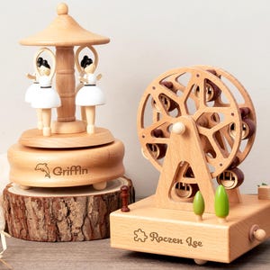 Benutzerdefinierte hölzerne Musikkarussel mit Name | Personalisierte gravierte Spieluhr | Andenken-Geschenk für Babyparty, neue Mutter, Baby Mädchen oder Junge