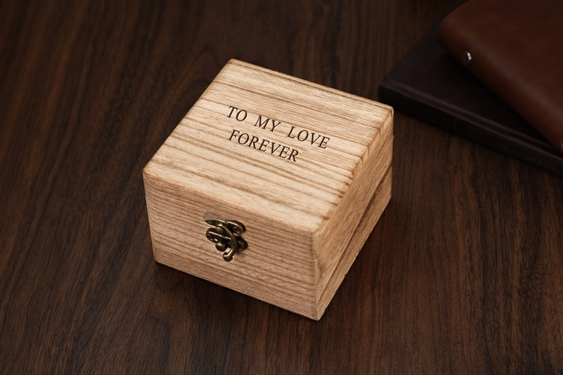 Personalisierte Holzuhr für Männer, personalisiertes Geschenk für Ehemann, gravierte Uhrenbox für Männer, Uhrenhalter Bild 8