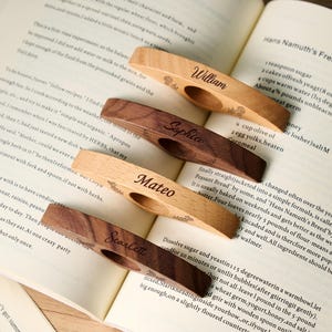Abridor de libros de madera con nombre personalizado, abrelibros de una mano grabado, regalo para lectores, escritores, aficionados a la lectura y profesores.