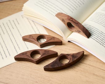 Suporte para livros artesanal em madeira com anel para o polegar, marcador de páginas personalizado com gravação para facilitar a leitura, presente exclusivo para amantes de livros, estudantes e viajantes.