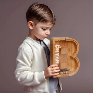 Hucha de madera con inicial personalizada, hucha de madera con nombre, hucha personalizada con inicial para niños y niñas, regalo para guardería o recién nacidos.