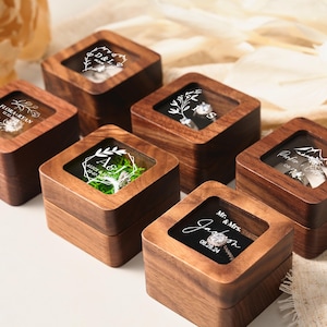 Scatola portafedi in legno realizzata a mano con incisione personalizzata e coperchio in acrilico: un regalo premuroso per gli sposi novelli