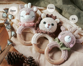 Gepersonaliseerde dieren haak rammelaar, aangepaste baby shower cadeau, houten rammelaar ring met gegraveerde babynaam, pasgeboren cadeau, cadeau voor neef nichtje