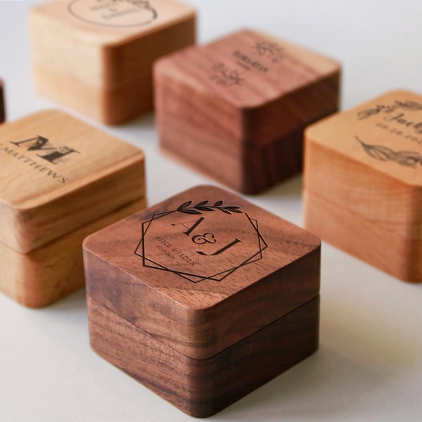 Benutzerdefinierte hölzerne Hochzeit Zeremonie Ring Box, personalisierte gravierte Verlobungsring Box, quadratische Ringträger, Jubiläum, Vorschlag Ring Box Halter