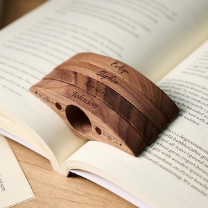 Custom Wooden Book Page Holder for One Hand Reading, Personalized Name Engraved Thumb Ring Bookmark, Perfect Gift for Readers & Book Lovers