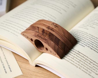 Custom Wooden Book Page Holder for One Hand Reading, Personalized Name Engraved Thumb Ring Bookmark, Perfect Gift for Readers & Book Lovers