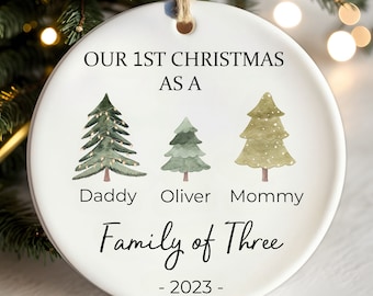 Primo ornamento natalizio personalizzato in ceramica per bambini, regalo per neonati per una famiglia di tre persone per celebrare il primo Natale con amore e ricordi