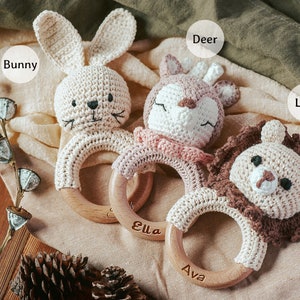 Personalisierte Tier-Häkelrassel, individuelles Babyparty-Geschenk, hölzerner Rasselring mit graviertem Babynamen, Neugeborenes Geschenk, Geschenk für Neffen-Nichte Bild 5