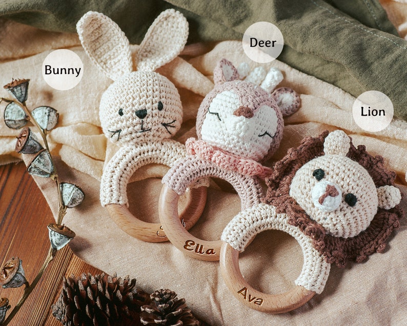 Personalized Animal Crochet Rattle, Custom Baby Shower Gift, Wooden Rattle Ring with Engraved Baby Name, Newborn Gift, Gift for Nephew Niece zdjęcie 5