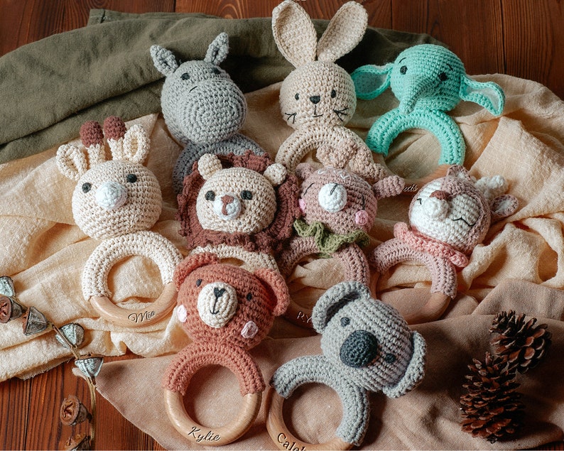 Personalisierte Tier-Häkelrassel, individuelles Babyparty-Geschenk, hölzerner Rasselring mit graviertem Babynamen, Neugeborenes Geschenk, Geschenk für Neffen-Nichte Bild 1