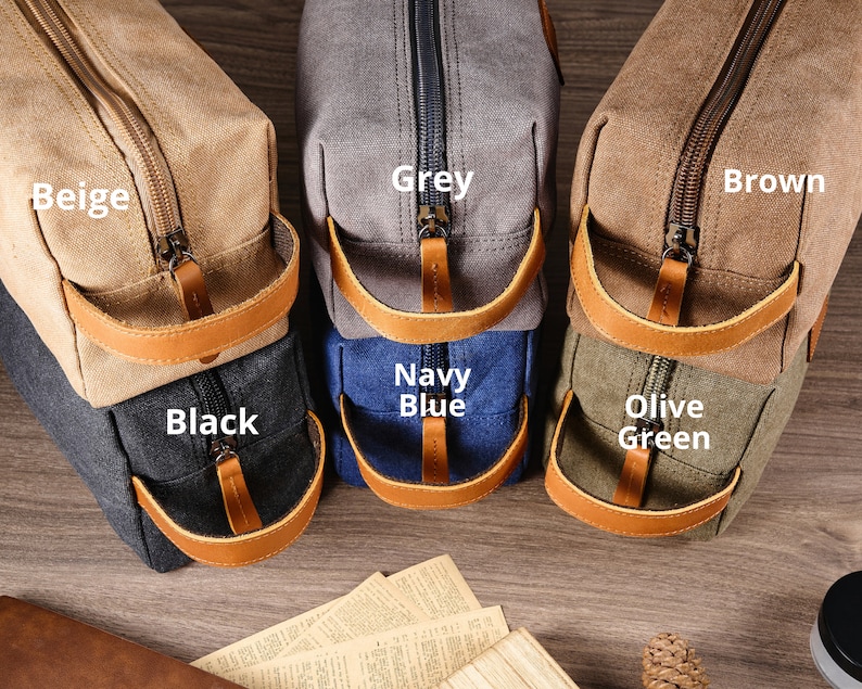 Puede incluir: Seis neceseres de diferentes colores: beige, gris, marr&oacute;n, negro, azul marino y verde oliva. Cada neceser tiene una cremallera y un asa de cuero.