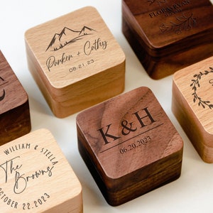 Gepersonaliseerde houten bruiloft verlovingsringdoos, op maat gegraveerde notenhouten eiken ringdoos, vierkante ringdrager, jubileum, houder voorstelringdoos