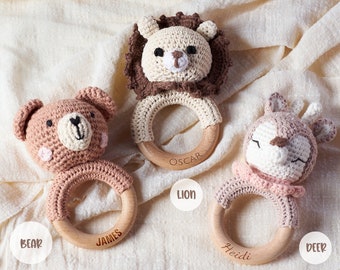 Sonaglio personalizzato a forma di animale all'uncinetto, regalo personalizzato per baby shower, anello sonaglio in legno con nome del bambino inciso, regalo per neonato, regalo per nipote