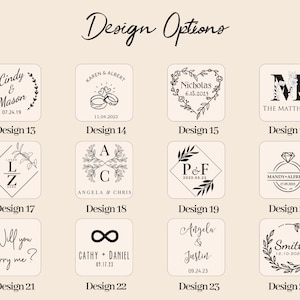 Op de afbeelding: Een grafiek met 24 verschillende ontwerpen voor huwelijksuitnodigingen. De ontwerpen bevatten verschillende stijlen, waaronder bloemkransen, initialen en oneindigheidssymbolen. Elk ontwerp bevat een datum en de namen van het paar.