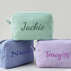Trousse de maquillage en seersucker personnalisée, Pochette avec nom brodé, Trousse à cosmétiques de demoiselle d'honneur, Cadeau de soirée nuptiale, Pochette avec logo personnalisé, Cadeau pour elle, Cadeau unique