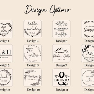 Op de afbeelding: Twaalf verschillende ontwerpen voor gepersonaliseerde houten onderzetters. Elk ontwerp heeft een andere combinatie van tekst, bloemelementen en een datum. De ontwerpen omvatten namen, initialen en trouwdatums.
