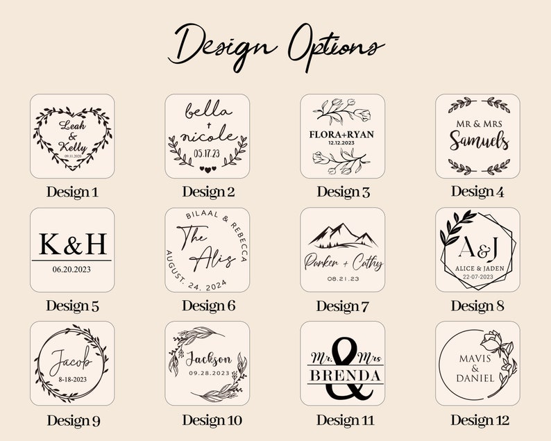 Op de afbeelding: Twaalf verschillende ontwerpen voor gepersonaliseerde houten onderzetters. Elk ontwerp heeft een andere combinatie van tekst, bloemelementen en een datum. De ontwerpen omvatten namen, initialen en trouwdatums.