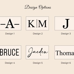 Puede incluir: Seis opciones de dise&ntilde;o diferentes para una placa de nombre personalizada. Los dise&ntilde;os incluyen una sola letra con guiones, dos letras con un divisor, una sola letra, un nombre en may&uacute;sculas, un nombre en cursiva y un nombre en may&uacute;sculas.