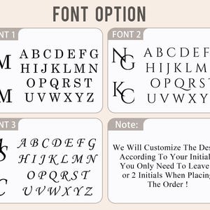 K&ouml;nnte beinhalten: Bild mit drei Schriftarten f&uuml;r personalisierte Initialen. Jede Schriftart wird mit dem gesamten Alphabet dargestellt. Ein Hinweis besagt, dass das Design bei der Bestellung mit 1 oder 2 Initialen angepasst werden kann.
