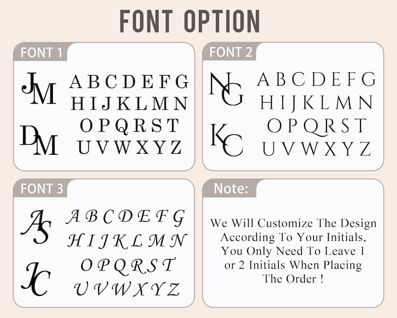K&ouml;nnte beinhalten: Bild mit drei Schriftarten f&uuml;r personalisierte Initialen. Jede Schriftart wird mit dem gesamten Alphabet dargestellt. Ein Hinweis besagt, dass das Design bei der Bestellung mit 1 oder 2 Initialen angepasst werden kann.
