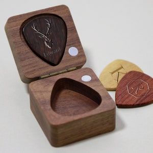 Aangepaste houten plectrums box, gepersonaliseerde gitaar pick houder opslag, houten gitaar plectrum organisator geval, muziek cadeau voor gitarist muzikant afbeelding 4