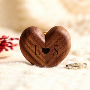Gepersonaliseerde hartvormige houten ringhouder, aangepaste trouwringdoos, perfect cadeau voor ringdrager, verlovingsdoos, jubileumcadeau voor stel