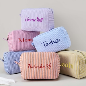 Personalisierte bestickte Make-up-Tasche, Seersucker Kosmetiktasche, bestickte Kosmetiktasche, Brautjungfer Geschenke, Reisebeutel, Hochzeit Geschenk