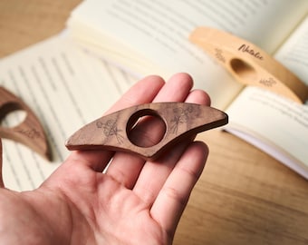 Engraved Wooden Thumb Page Holder with Birth Flower – Personalized One Hand Book Accessory for Reading, Studying, Travel and Relaxing Gift