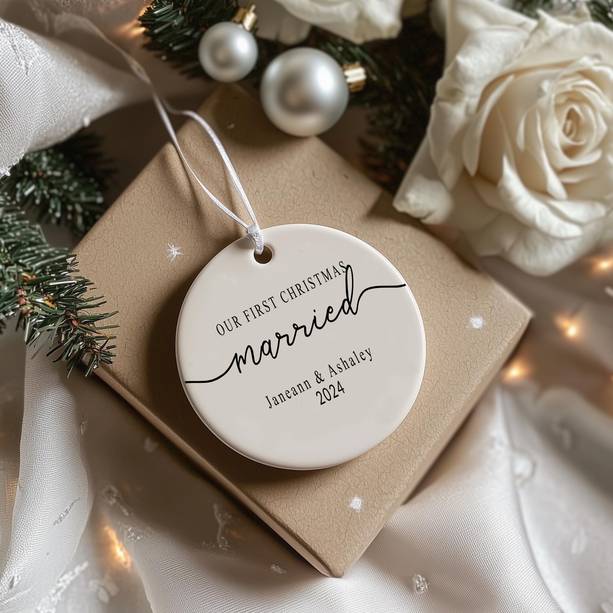 Addobbo Albero Personalizzato 'Il Nostro Primo Natale Da Mr & Mrs' – Targhetta In Acrilico Incisa, Con Scatola Regalo