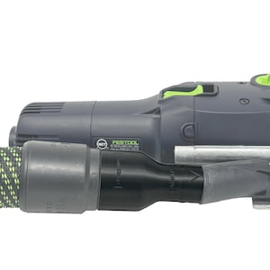 Könnte beinhalten: Ein grauer und schwarzer Festool Elektrowerkzeugfräser mit einem grünen Schalter und einem Staubabsaugschlauch. Der Fräser hat eine Metallbasis mit einem Gelenkarm, der in verschiedenen Winkeln verstellt werden kann.