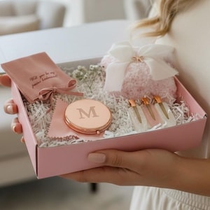 Propozycja pudełka prezentowego dla młodszej druhny. Spersonalizowany wypełniacz do kosza prezentowego dla druhny sypiącej kwiaty. Pudełko prezentowe dla młodej druhny.