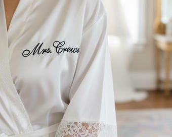 Bata de novia personalizada de encaje con nombre bordado, nuevo apellido, bata para futura esposa, regalo para despedida de soltera de MOH