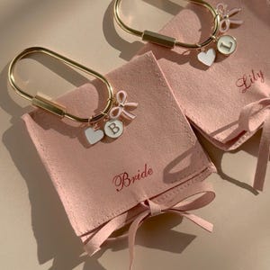 Sieraden Sleutelhanger voor bruidsmeisje Voorstel Doosvuller Leuke Monogram Bag Charm Sweet 16 Teen Party Favor Girl Trip Preppy item Kousvuller