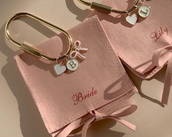 Sieraden sleutelhanger voor bruidsmeisjes, leuk cadeau voor een aanzoek, schattige tashanger met monogram, ideaal voor een sweet sixteen-feestje, tienerfeestje, preppy item voor een meidenuitje of als cadeautje voor in de kerstsok.