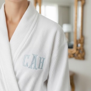 Brodera monogram våffelstickad brudmantel smink förberedelseöverdrag spaflicka helggåva möhippa brudtärna matchande initialmantel