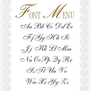 Puede incluir: Un men&uacute; de fuentes que muestra el texto FONT MENU en escritura dorada en la parte superior, seguido del alfabeto completo en may&uacute;sculas y min&uacute;sculas en cursiva negra, todo enmarcado por un borde de encaje blanco sobre fondo blanco.